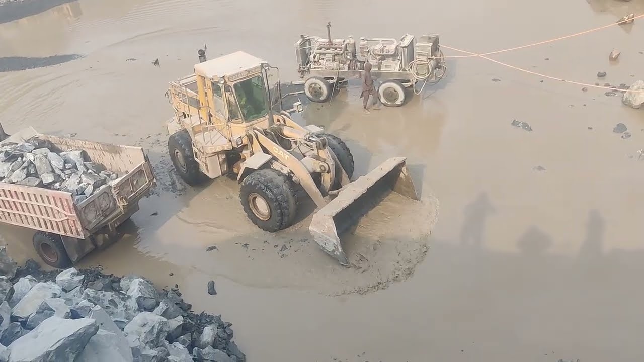 Caterpillar Loadar load up Stone into Trolley in Mountain View #mountainview 