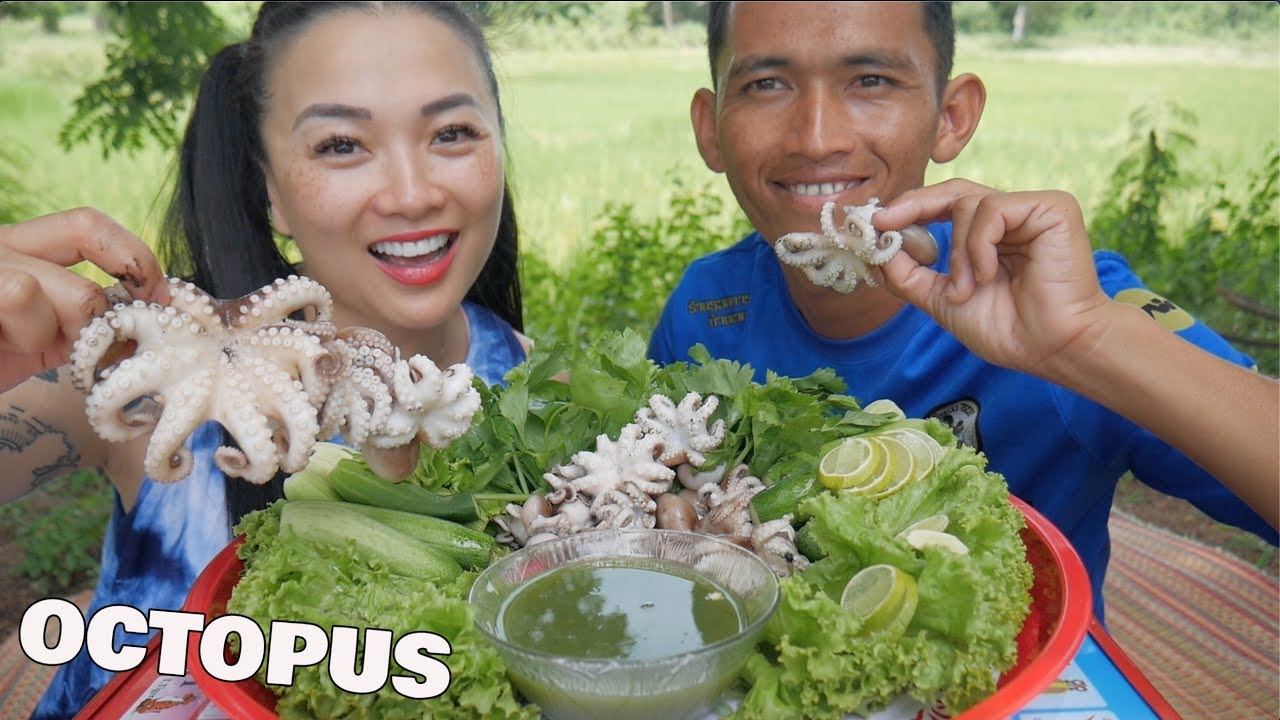 Octopus MUKBANG + GREEN SEAFOOD SAUCE *LETS EAT | SASVlogs & Tong พากิน