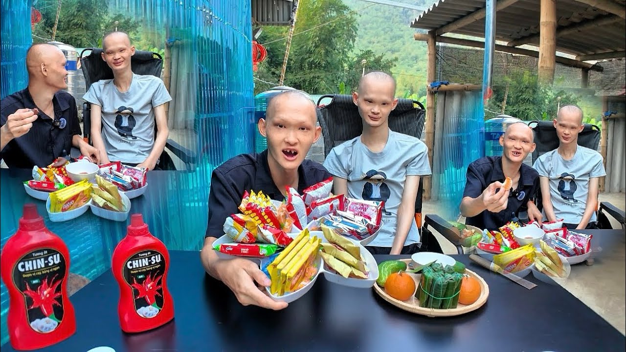Chấm Tất Cả Mọi Thứ Với Tương Ớt Cùng Hai Anh Em | TÙNG VLOG 