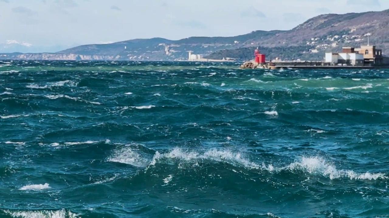 Mareggiata a Trieste flagellata dal vento di Tramontana e poi di Maestrale
