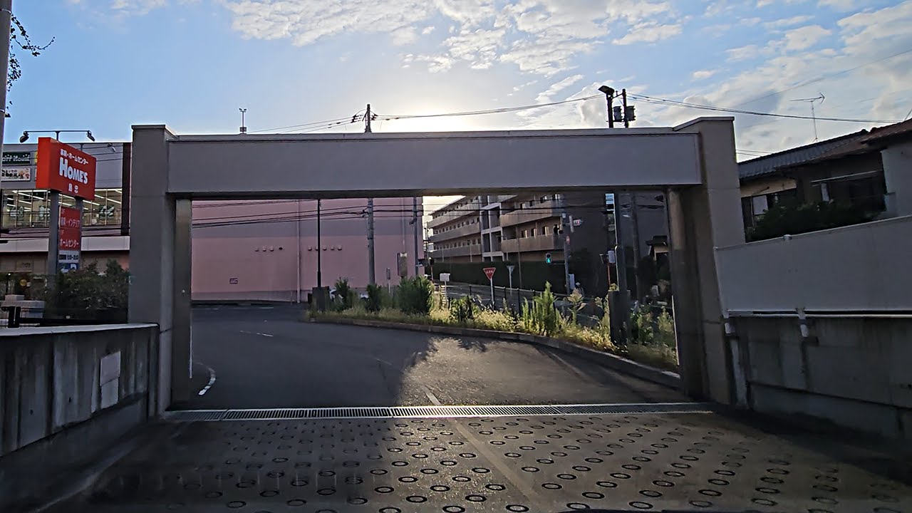島忠 ホームズ浦和南店『立体』駐車場出口から｜さいたま市 南区 内谷 ホームセンター
