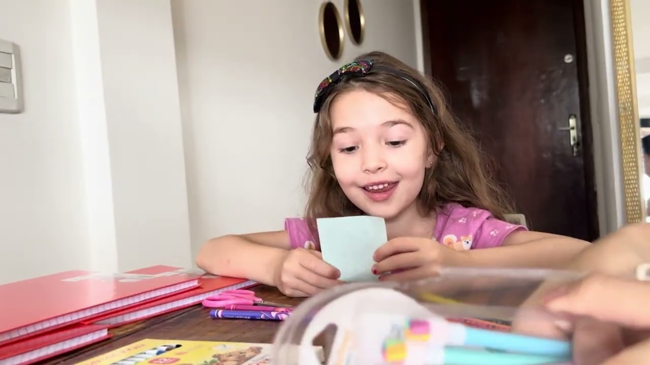 BEBELA MOSTRANDO SEU MATERIAL ESCOLAR NOVO E ESTÁ FELIZ POIS VAI PARA O 1º ANO 