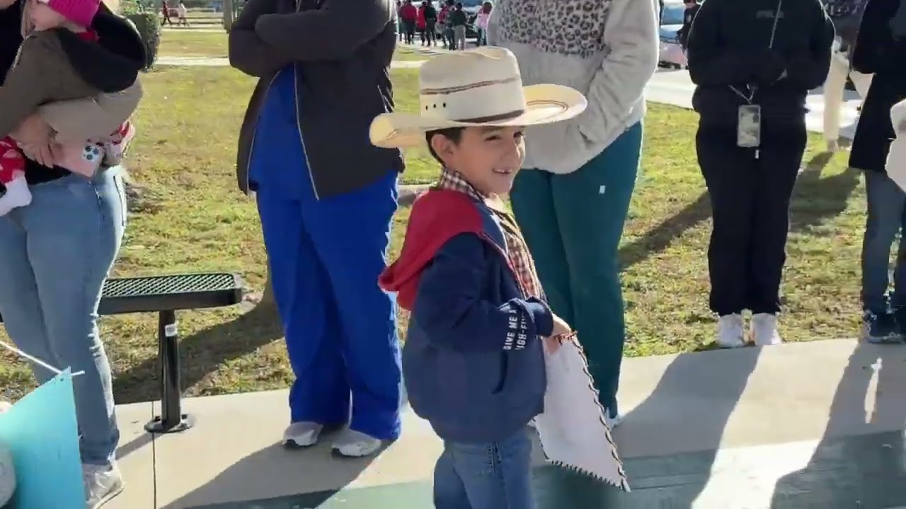 Fort Pierce Weatherbee Word Parade / Desfile En La Escuela 