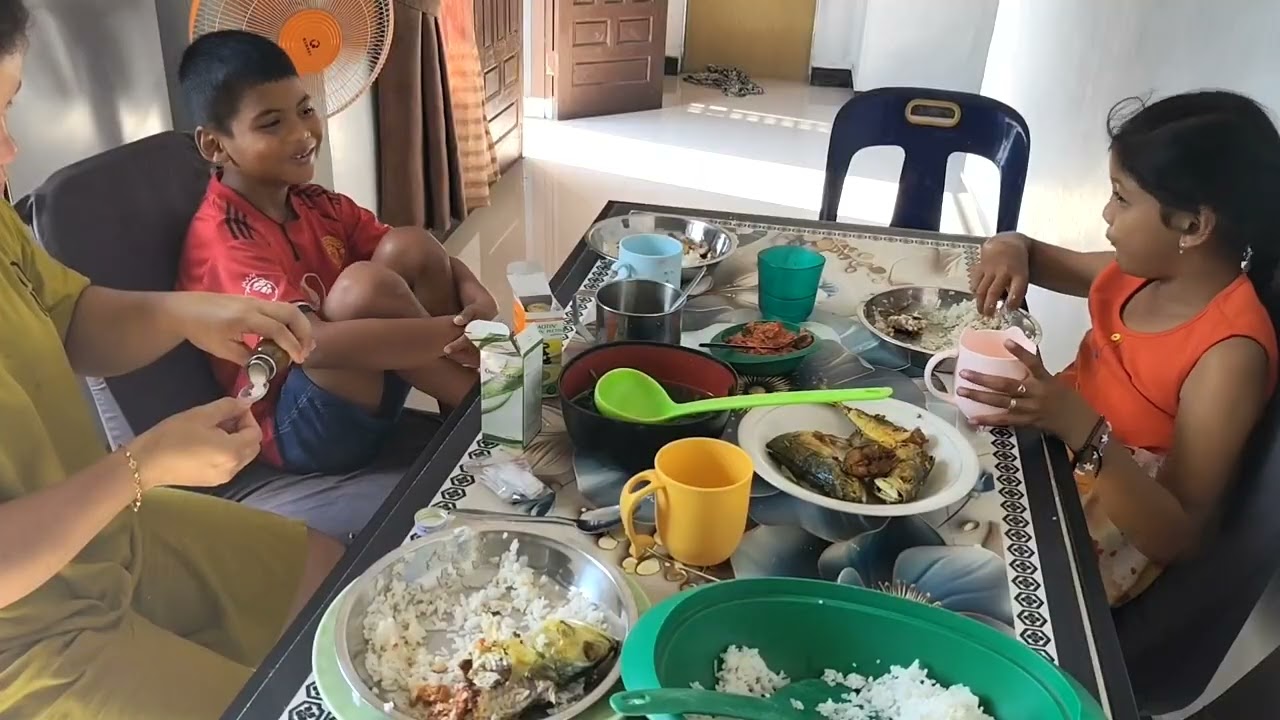 Saat Makan Tiba Tiba Muntah Dahsyat Di Meja makan