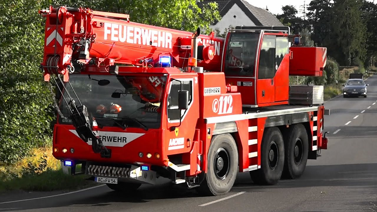 [Baum auf Haus gestürzt 🏡🚒] ● ÜBERÖRTLICHE HILFELEISTUNG ● ELW B-Dienst + FwK45 der BF Aachen 🚨🚒