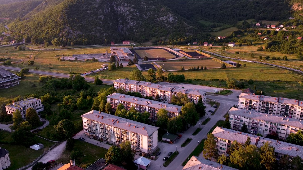 Drvar let iznad novogradnje i pećine