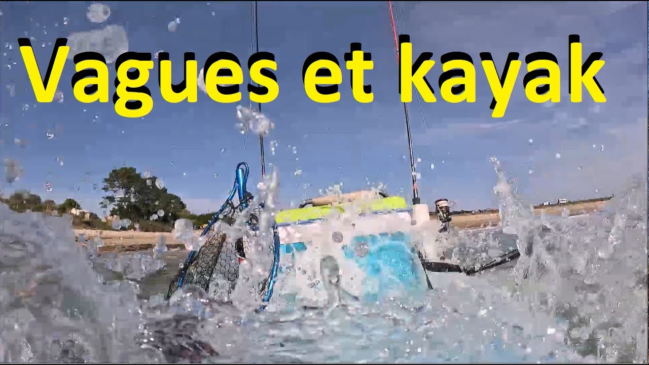 Vagues et kayak de p&ecirc;che.