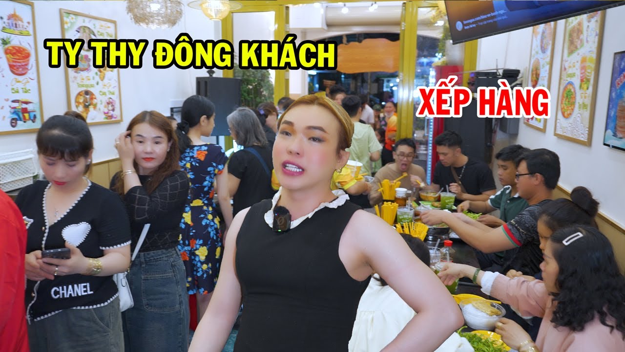 Ty Thy đ&ocirc;ng kh&aacute;ch vỡ trận ng&agrave;y thứ 2 - Ty Thy Vlog Gỏi đu đủ