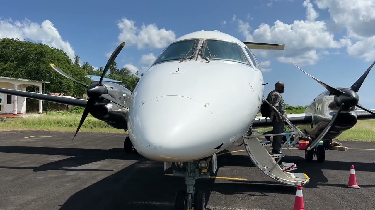 Comores Mohéli Atterrissage Air Komor Aéroport Bandar Es Eslam / The Comoros Mwali Landscape
