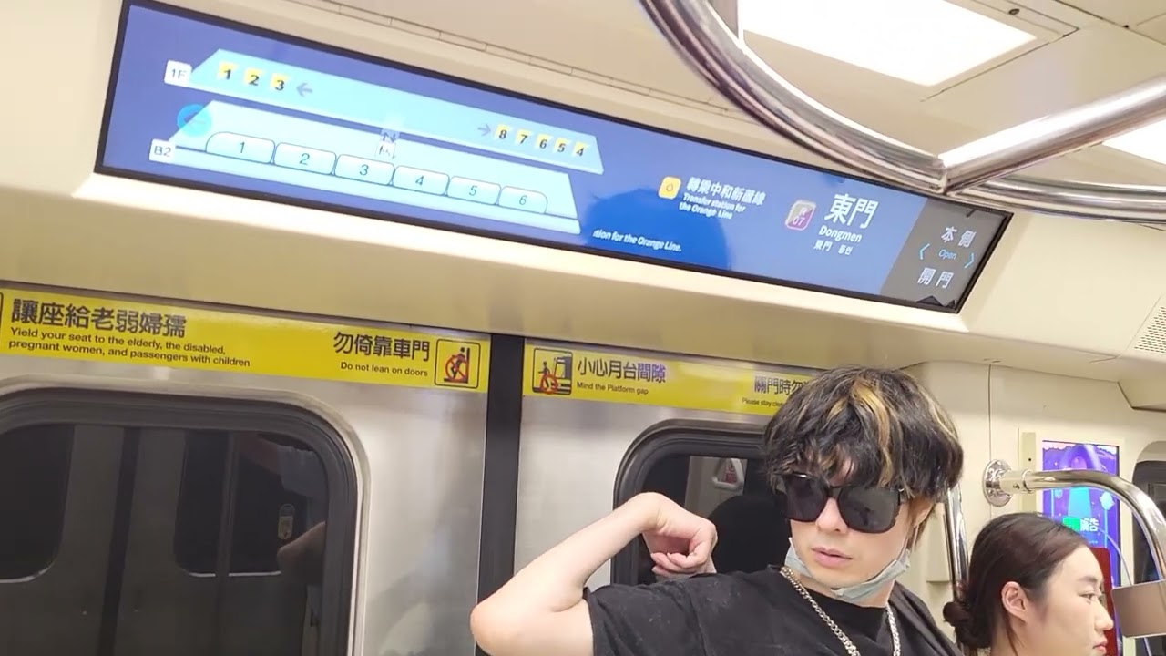 台北捷運〔R淡水信義線〕C381型 世壯運數位列車 往淡水 R02象山-R14圓山+離站  C381型 香港迪士尼彩繪列車 往象山 圓山站離站