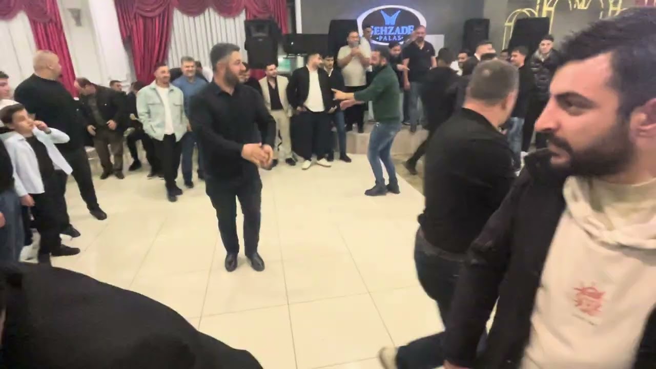 Düğün halayından alınan bir anı