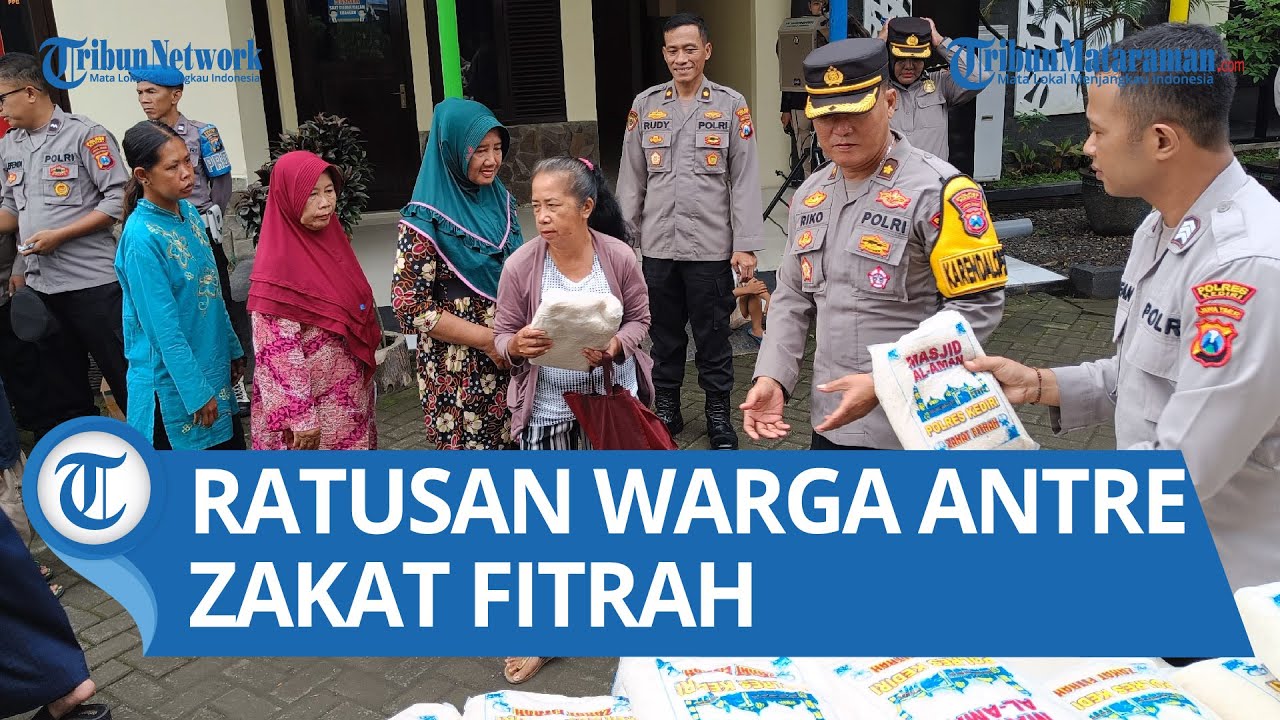 Ratusan Warga Antre Mendapatkan Zakat Fitrah di Mapolres Kediri