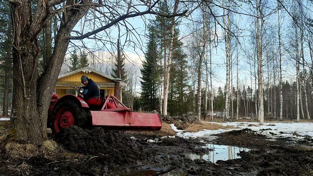 Volvo T21 flyttar fyllnadsmassor med schaktblad