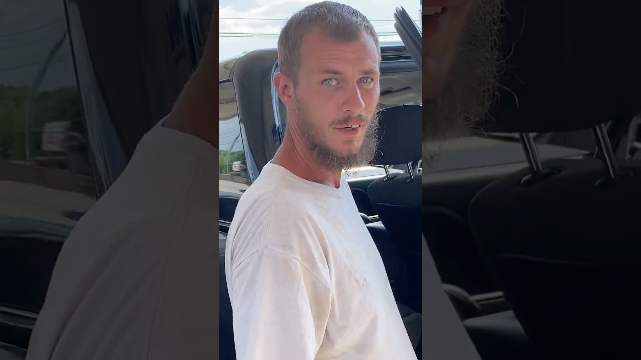 Лгущий магазинный вор смотрит на запись своей кражи