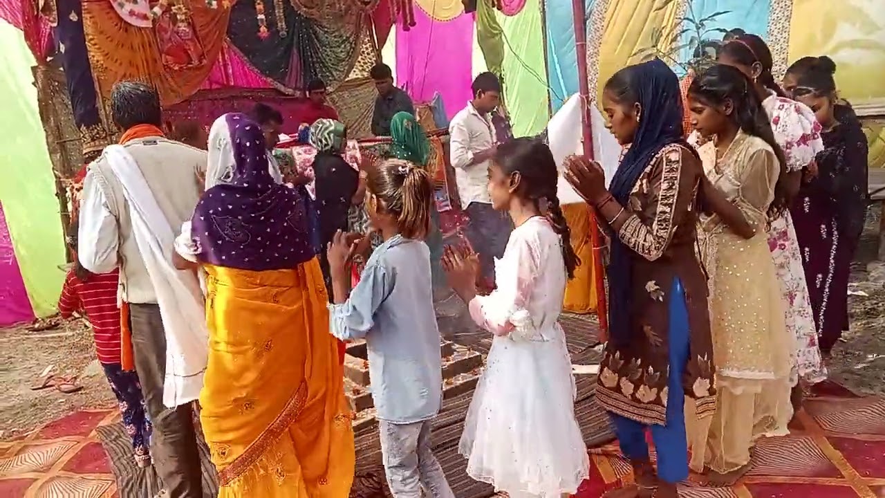 श्री मद भागवत कथा ग्राम सिहारू हरदोई हवन परिक्रमा करते हुए,,,,, गायक सतीश कुमार राज हरदोई 