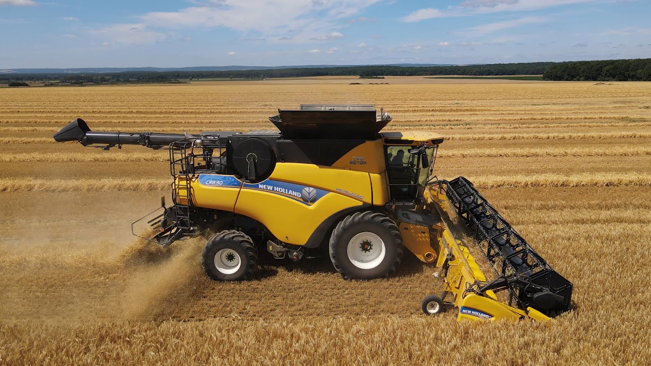 New Holland CR 8.90 Revelation Twin Rotor combine harvester in action 😎