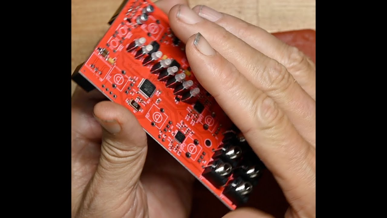 C.K. собирает комплект звукового генератора Plaits из CCTV, Eurorack