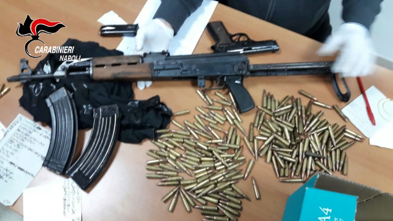 Napoli, 03/02/2017 - Arsenale in cantina. Carabinieri sequestrano armi e soldi