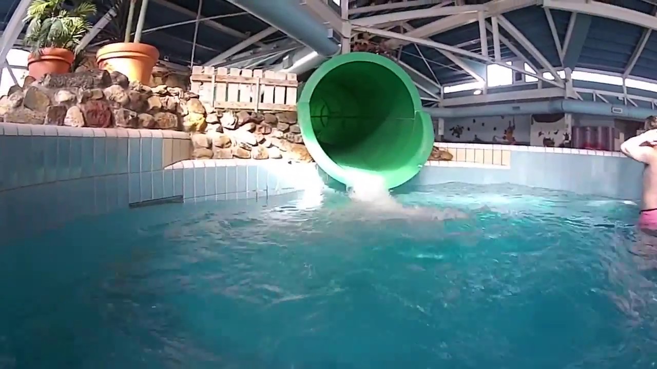beleuchtete Wasserrutsche im Schwimmbad des Roompot Ferienpark Weerterbergen