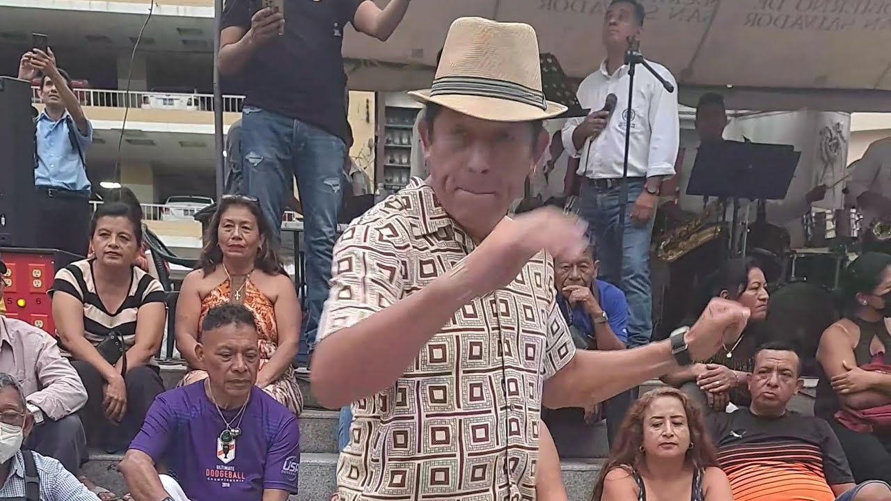Ivan El Catrin Es Muy Aplaudido Por El Público Miren Porque #Ivan #plazalibertad #parque #viralvideo