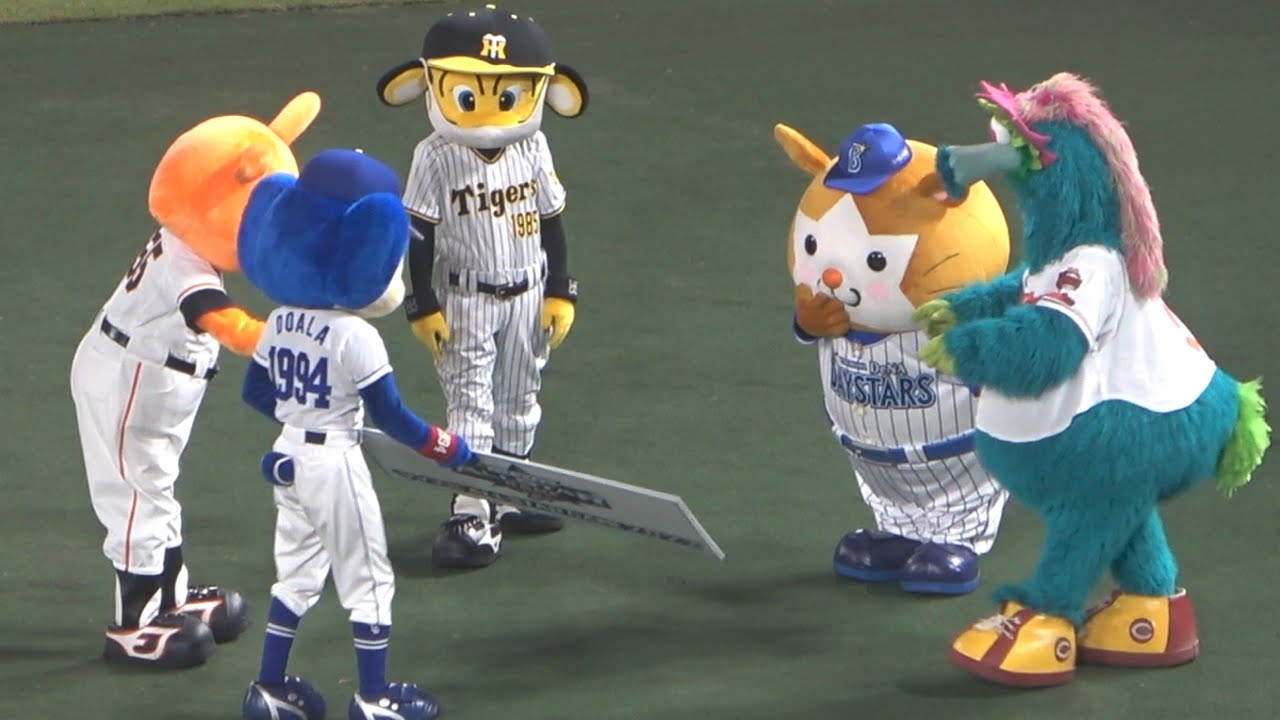 手に入れた敢闘選手賞のパネルをセリーグのマスコット達に自慢するドアラ (2022/07/27)