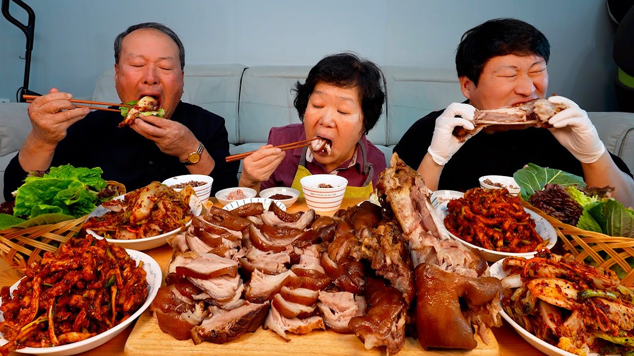 Джокбаль, вареные свиные ножки и свежее кимчи — шоу еды Mukbang