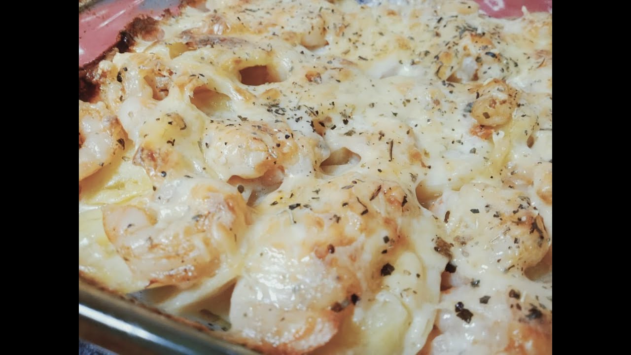 Délicieux gratin de crevettes et pomme de terre à la sauce béchamel