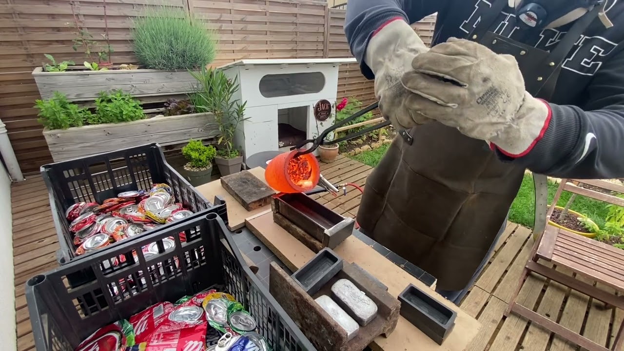 Faire fondre des canettes aluminium pour récupérer le métal .￼