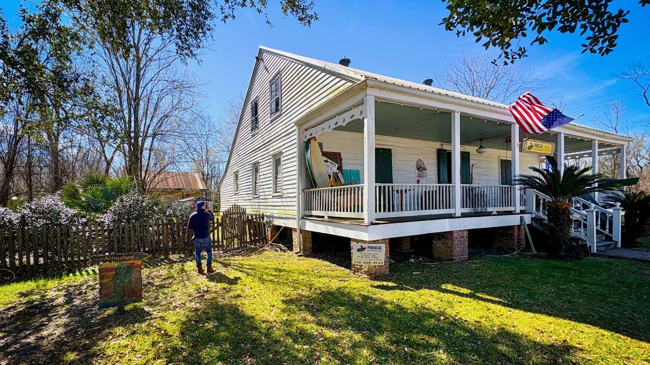 Found The COZIEST Little Cajun Village + LIVE Alligators!