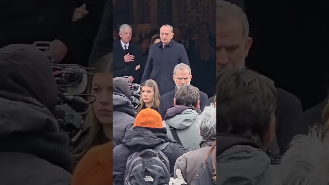 Vítores al Rey en la despedida a Irene, la hermana de Doña Sofía