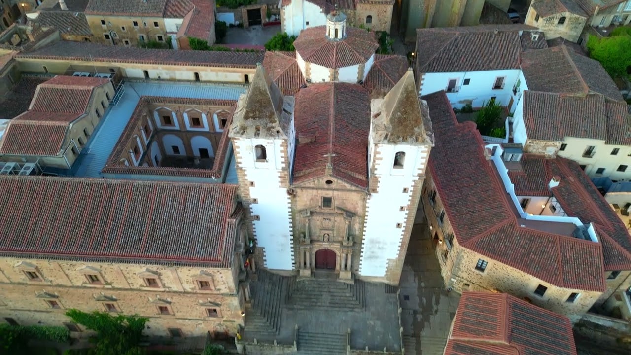 AMANECE SOBRE CACERES DESDE SU PARTE ANTIGUA