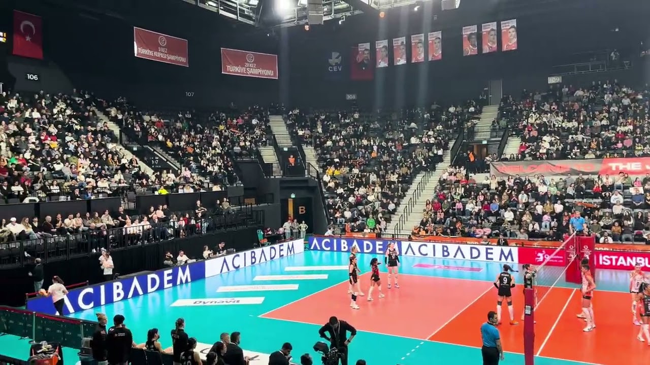 Anadolu Yakası Bosna Sancak Derneği 1500 kişiyle  Eczacıbaşı Kadın voleybol takıma destek 