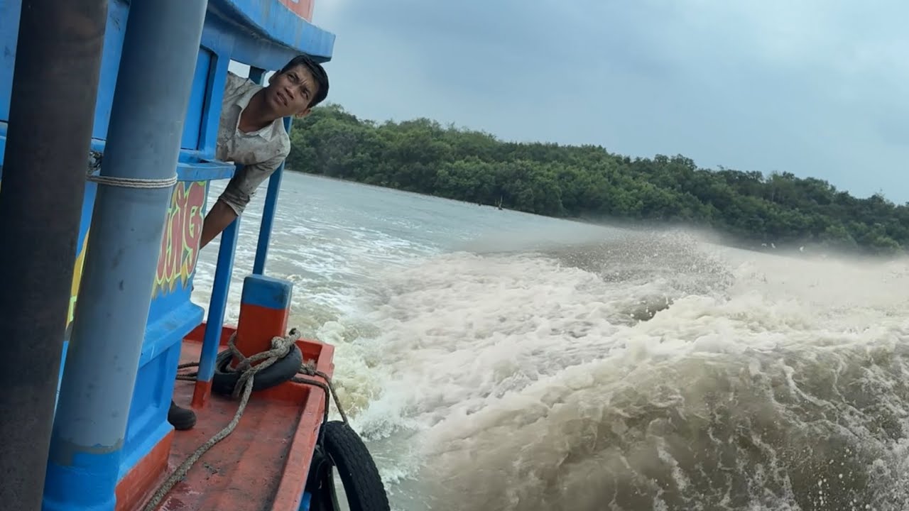 Tàu Cá Có Chúc Xíu, Đặt Máy Chà Bá Kiểu Này Chạy Lái Không Nổi Là Phải