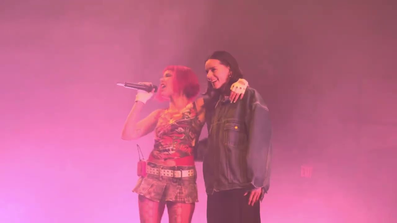 Halsey & PVRIS - Honey (Live in Boston)