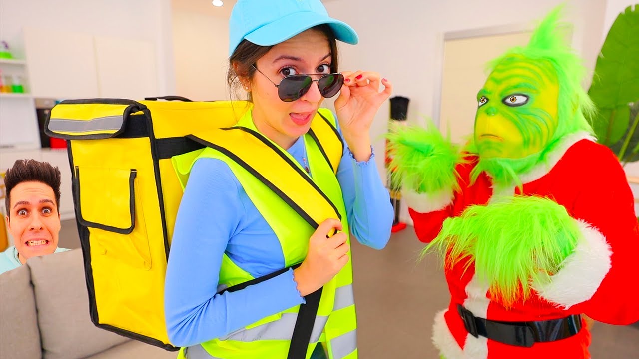SOFÌ SI FINGE POSTINO E PORTA I REGALI AL GRINCH!
