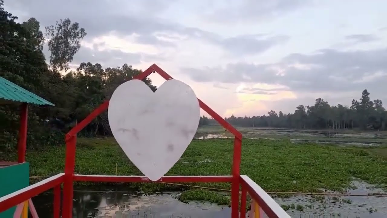 সিরাজগঞ্জ জেলার বেলকুচি উপজেলার রাজাপুর ইউনিয়নের চরশমেসপুর গ্রামে হুরাসাগর নদীর উপরে রেস্টুরেন্ট।