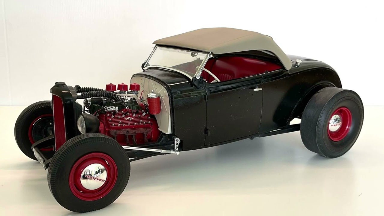 BIG 1/8th scale : Black Ford Deuce Roadsters