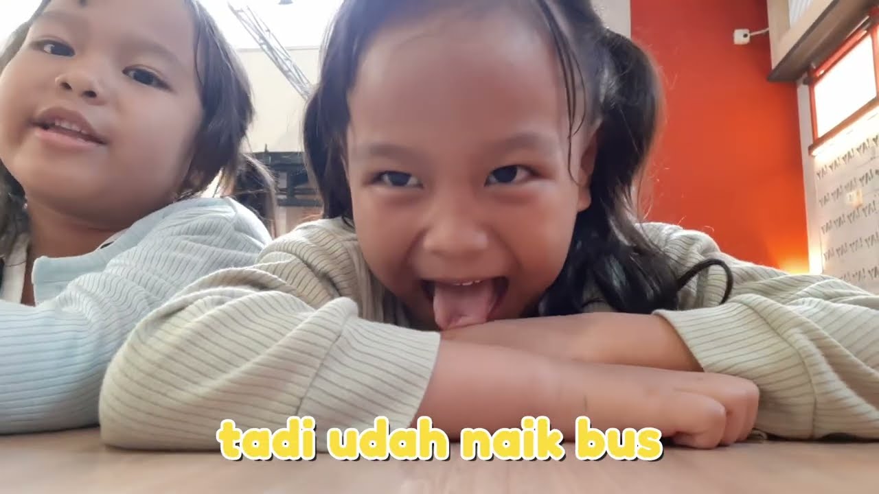 Jalan-jalan Seru Kakak-Beradik Kembar 🚍📚🍜