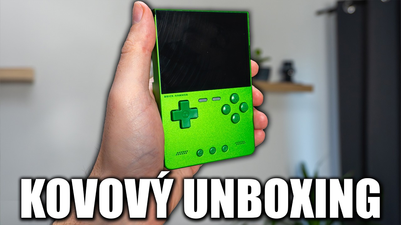 MOJE PRVNÍ CELOKOVOVÁ KONZOLE! // Unboxing Trimui Brick Hammer