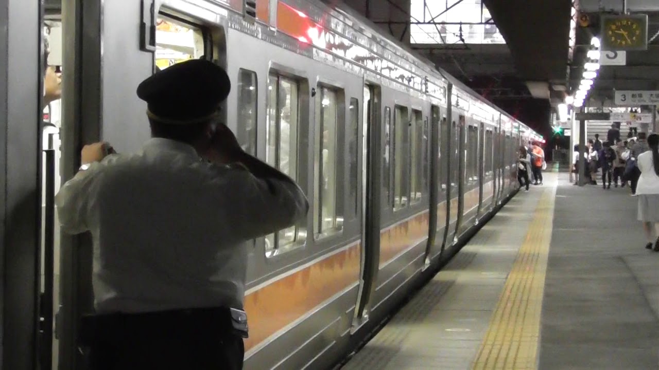 電車発車後に手を触れて緊急停車する瞬間
