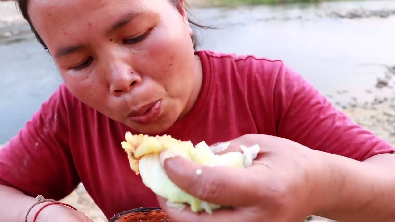Sobreviv&ecirc;ncia na floresta tropical mulher encontrou pato, ovo e repolho para cozinhar e comer.