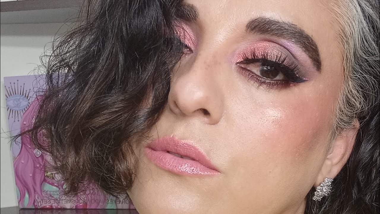 Maquillaje con varios productos 