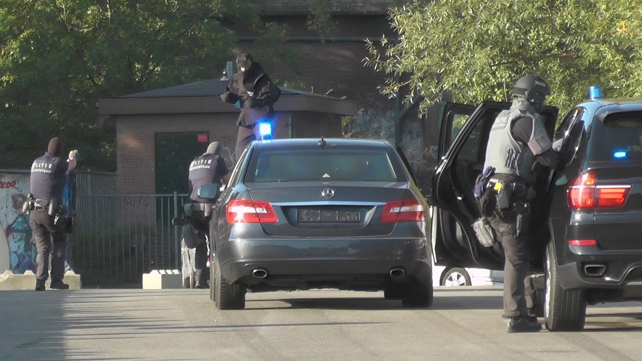 Zwaarbewapend Arrestatieteam (met hond op de motor) rekent verdachten in op 112Dag Culemborg! #861