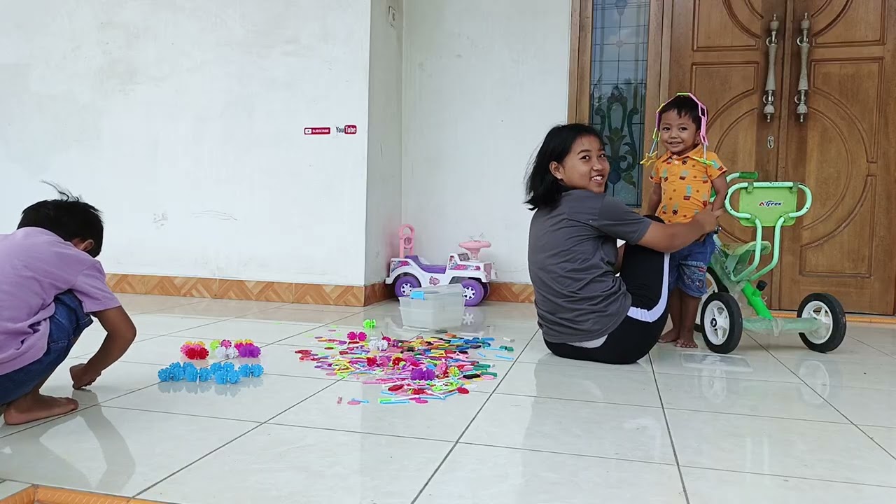 Bola balon warna warni. Sepeda, mobil, bombix warna-warni