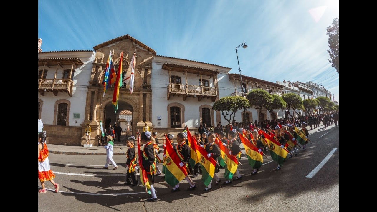 Desfile escolar del nivel primario y secundario por el Bicentenario de Bolivia