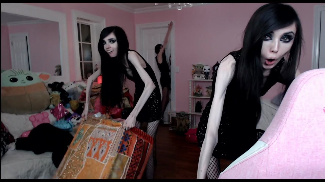 Eugenia Cooney Checks Height Against Door & Proves She Can Lift Anything | Twitch August 21, 2021