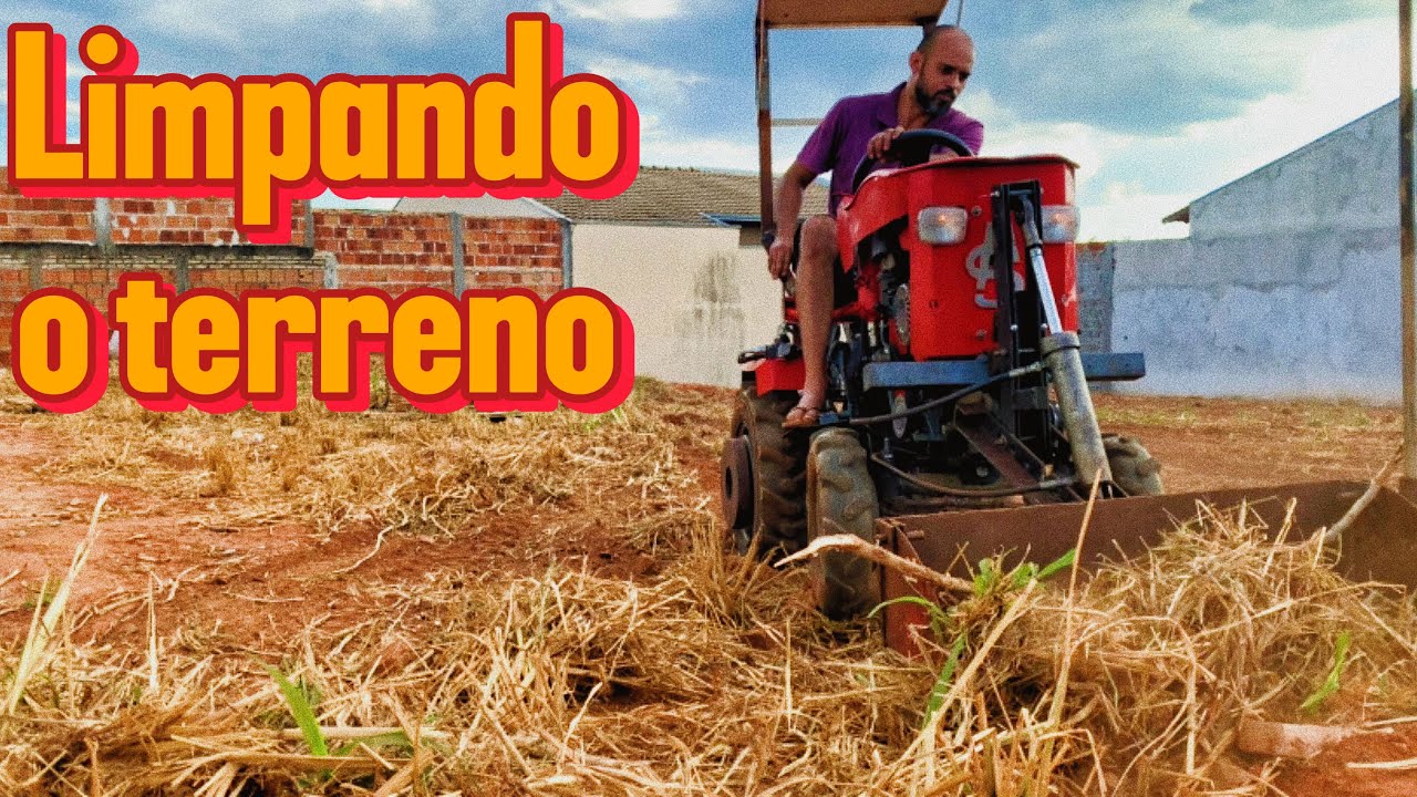 Mini trator limpando o terreno após colheita da mandioca 🌱