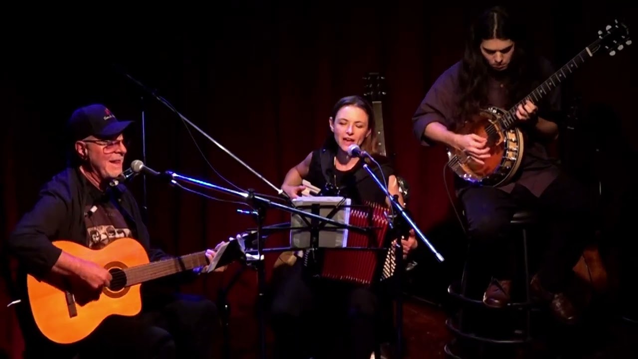 Leon Gieco, Joana Gieco y Alejo Leon  EN VIVO - Las Hojas Tienen Mudanza