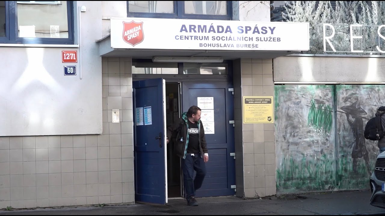 Jak lidé bez domova zvládají mrazivé noci díky noclehárnám | Reportáž