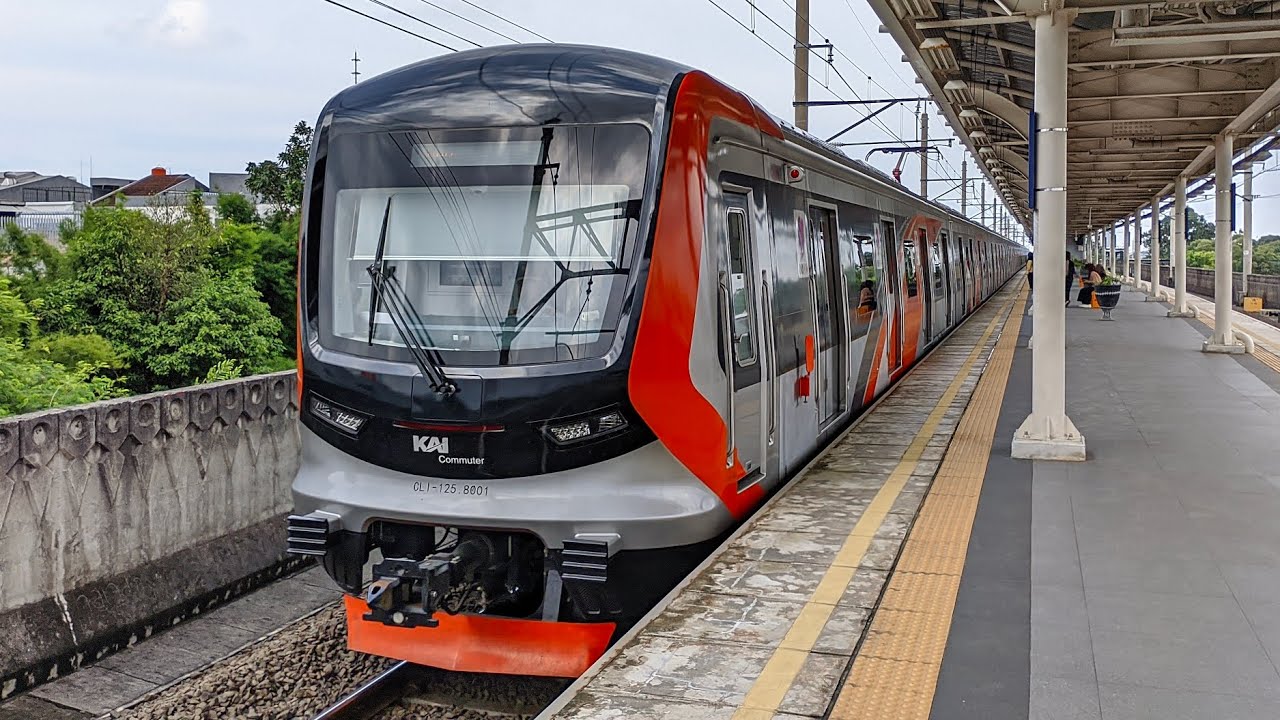 KUMPULAN KRL COMMUTER LINE DAN KAJJ DI STASIUN MATRAMAN